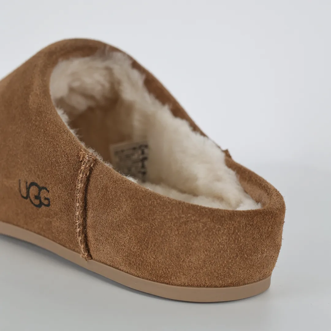 Local self-pickup💰560 Core recommended good price Independently developed original outsole, cashmere insole, keeping warm in winter, suitable for home use. In recent years, uug has launched a style series, which is partially skewed towards the preferences of young consumers, and has also been at the forefront of fashion trends. Shoe body material, water-repellent coated suede upper, 17mm UGGPURE™ implanted wool insole, lightweight non-slip and comfortable rubber outsole, with brand LOGO, complete packaging, size: 35 36 37 38 39 40
